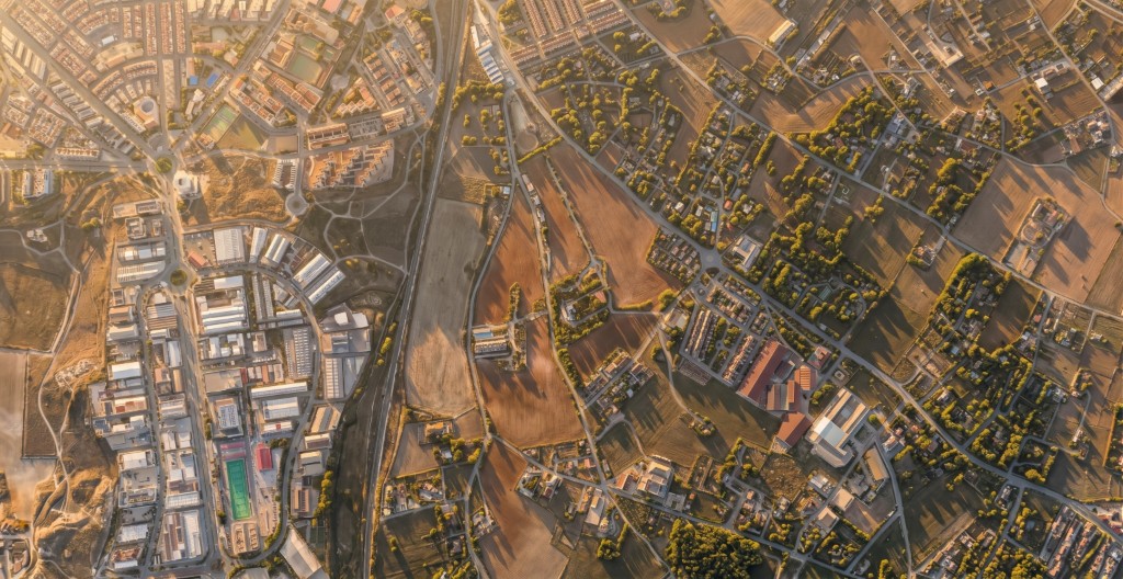 Vista aérea oblicua fotorrealista del mismo territorio al atardecer, generada con Mix&Design