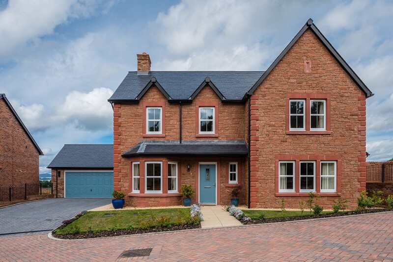 Red-brick house photographed from the front, starting image for Mix&Design camera angle