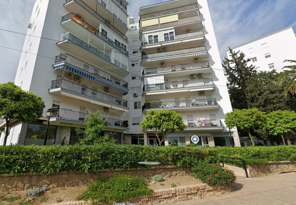 White apartment block with terraces, Street View capture used as input for Mix&Design site & facade