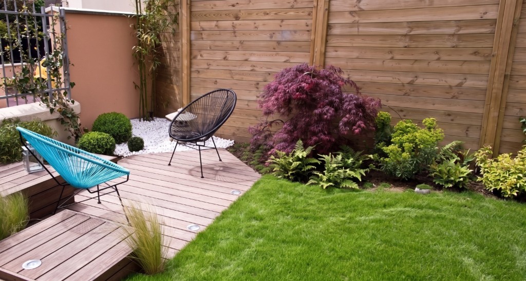The same garden with the frame widened to the right and more lawn, generated with Mix&Design expand image