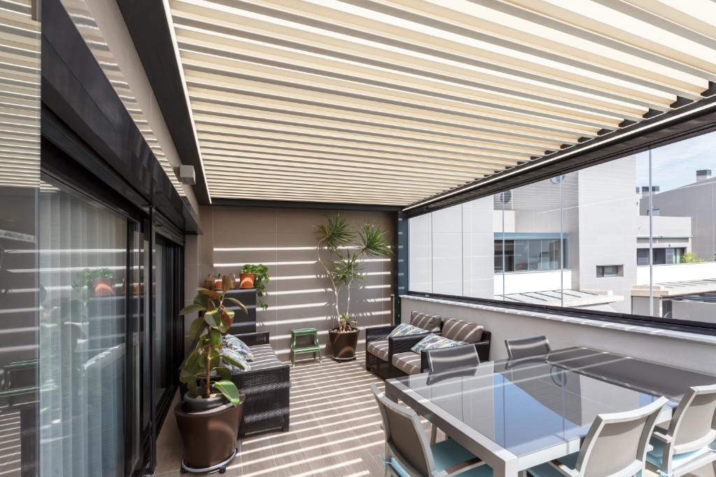 Glazed terrace with pergola and furniture in daylight, starting photo for Mix&Design change lighting
