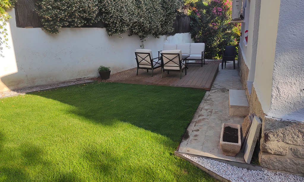 Backyard with lawn, a timber deck and an outdoor sofa, starting photo for Mix&Design integrate pool