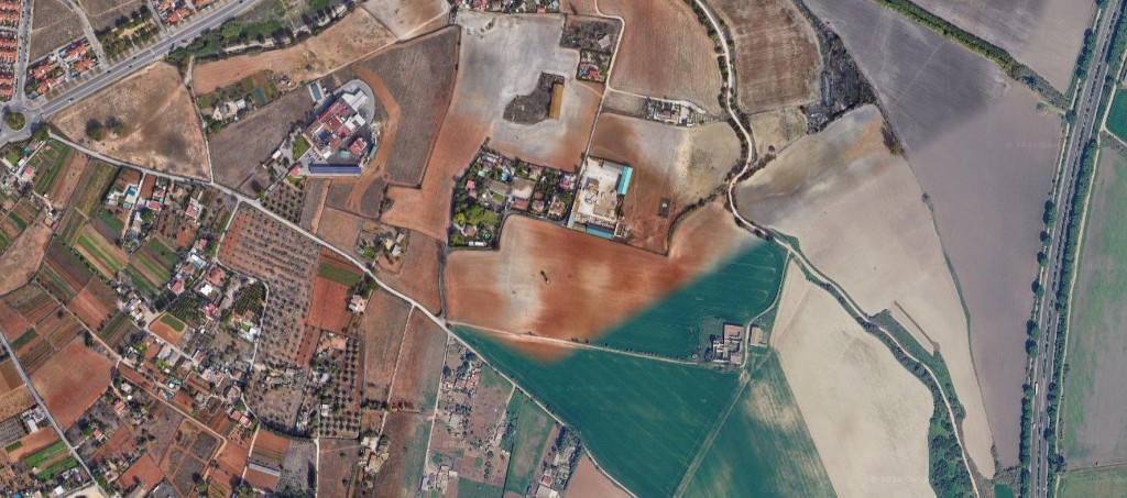 Captura aérea de parcelas agrícolas con una zona marcada, punto de partida para renovación de espacio urbano en Mix&Design