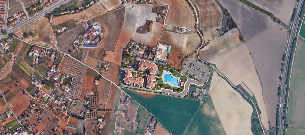 La misma parcela con un conjunto residencial, piscina y aparcamiento, generada con Mix&Design
