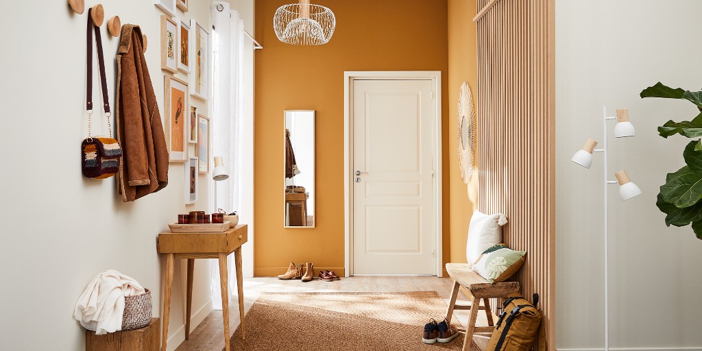 Hall with a mustard wall, a closed white door, a picture gallery and a mirror, starting photo for Mix&Design edit several zones